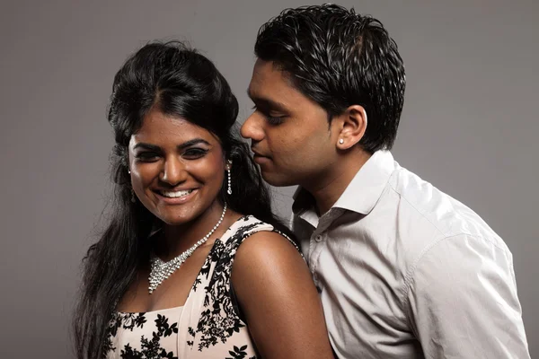 Modisches leidenschaftliches indisches Paar. Studioaufnahme gegen Grau. — Stockfoto