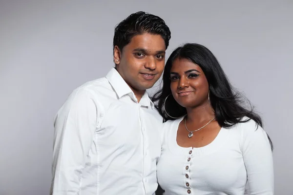 Jonge romantische Indiase paar. het dragen van witte shirt en spijkerbroek. Stu — Stockfoto