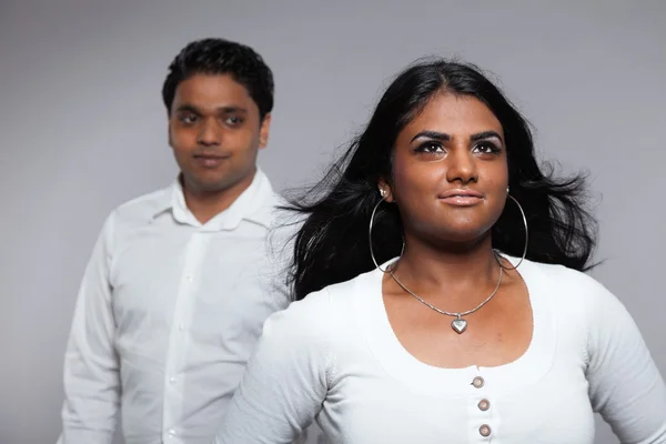 Una joven pareja romántica india. Usando camisa blanca y jeans. Stu. — Foto de Stock