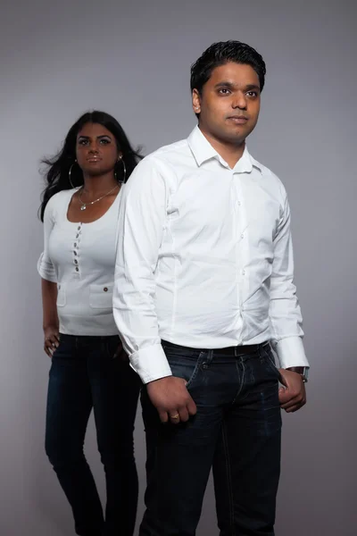 Mladý romantický indický pár. na sobě bílou košili a džínách. Stu — Stock fotografie