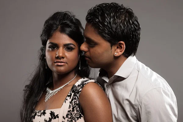 Modisches leidenschaftliches indisches Paar. Studioaufnahme gegen Grau. — Stockfoto