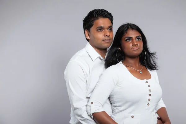 Молодая романтическая индийская пара. В белой рубашке и джинсах. Стю — стоковое фото