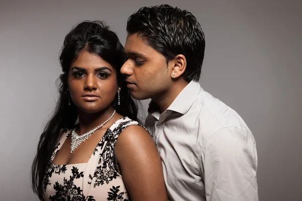 Couple indien passionné à la mode. Studio tourné contre gris . — Photo