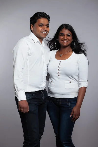 Jovem casal índio romântico. Vestindo camisa branca e jeans. Stu. — Fotografia de Stock