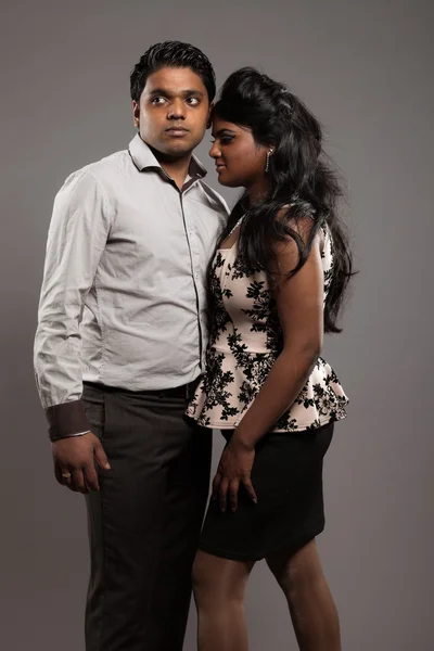 Módní vášnivé indický pár. Studio záběr proti šedá. — Stock fotografie