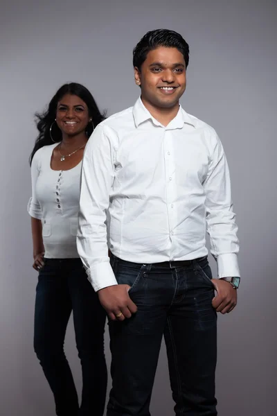 Unga romantiska indiska par. klädd i vit skjorta och jeans. Stu — Stockfoto