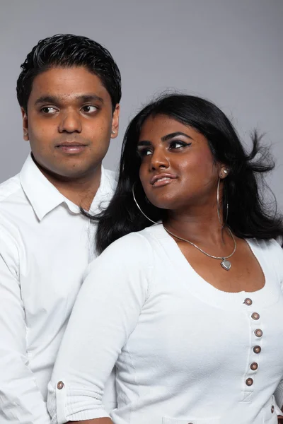Mladý romantický indický pár. na sobě bílou košili a džínách. Stu — Stock fotografie
