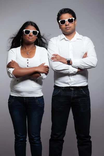 Young hip indian couple. Wearing white shirt and sunglasses. Stu — Stock Photo, Image