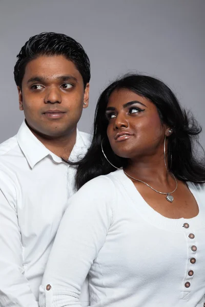 Junges romantisches indisches Paar. trägt weißes Hemd und Jeans. stu — Stockfoto