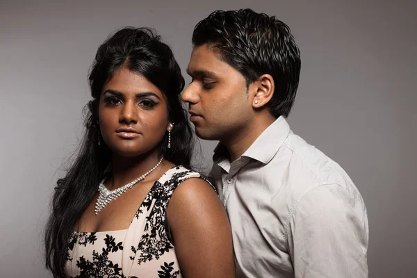 ファッショナブルな情熱的なインドのカップル。灰色に対して撮影スタジオ. — ストック写真
