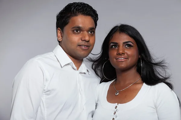 Young romantic indian couple. Wearing white shirt and jeans. Stu — Stock Photo, Image