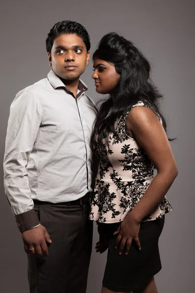 Μοντέρνα Ερωτευμένο ζευγάρι ινδική. στούντιο πυροβόλησε εναντίον γκρι. — Φωτογραφία Αρχείου