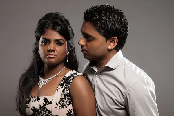 Couple indien passionné à la mode. Studio tourné contre gris . — Photo