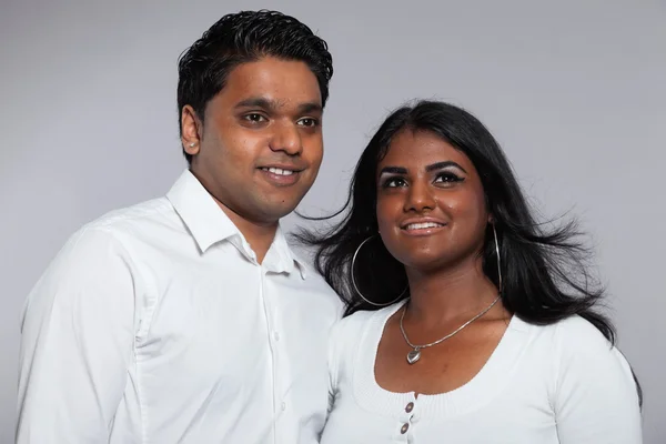 Young romantic indian couple. Wearing white shirt and jeans. Stu — Stock Photo, Image