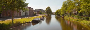dutch'ın panoramik fotoğrafı kent leiden yazın. Kanal ve tekne bir