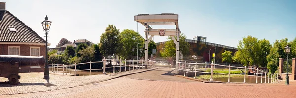 Fotos panorâmicas da cidade holandesa de Leiden no verão. Ponte em Morspo — Fotografia de Stock