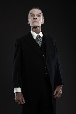 siyah elbiseli korkutucu Kont dracula. uçuk kafa. studio agains vurdu