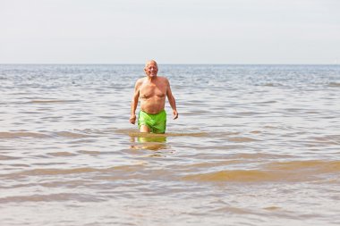 emekli kıdemli erkek üzerinde deniz ferahlık zevk