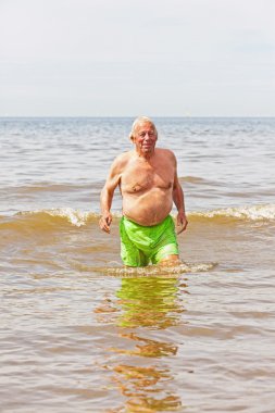 emekli kıdemli erkek üzerinde deniz ferahlık zevk