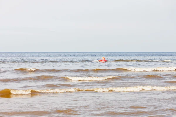Kauçuk halka okyanus tekne arkasında hızlı gidiyor evlat. Ben eğlence — Stok fotoğraf