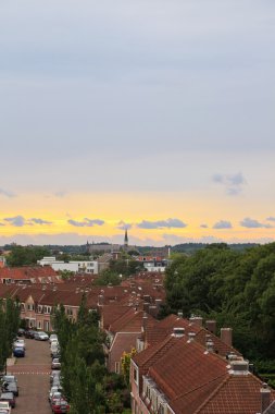 yeşil ağaçlar ve bulutlu gökyüzü günbatımı, Hollandalı yerleşim alanı