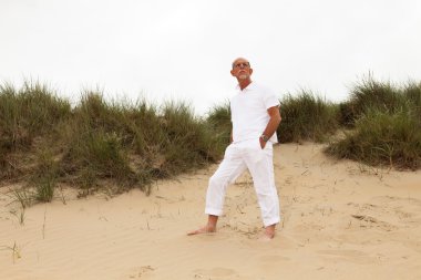 emekli adam sakal ve gözlük açık havada çim dune landsc