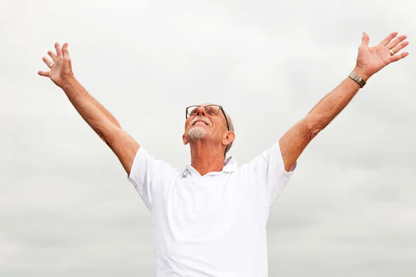 Fri glad pensionerad äldre man med skägg och njuter av th-glasögon — Stockfoto