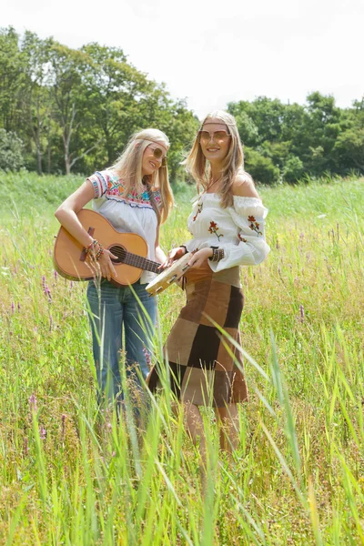 Dvě dívky hippie retro blondýna 70s sluneční brýle muzicírování w — Stock fotografie