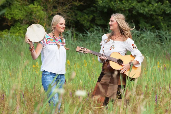 Dois retro loira 70 hippie meninas fazendo música com gui acústico — Fotografia de Stock