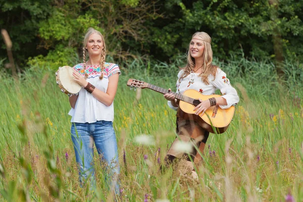 Deux filles hippies blondes rétro des années 70 faisant de la musique avec gui acoustique — Photo