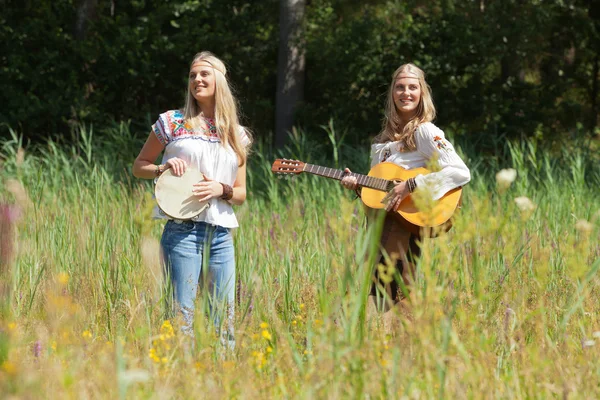 Deux filles hippies blondes rétro des années 70 faisant de la musique avec gui acoustique — Photo