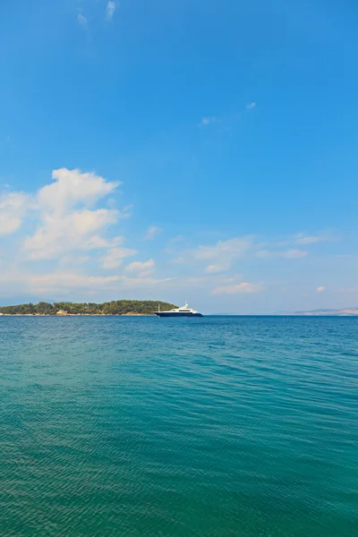 Velké modré jachtě v modrém oceánu s modrou oblohou. Korfu. Řecko. Ionia — Stock fotografie