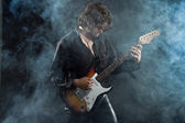 psychedelický rock kytarista s dlouhé hnědé vlasy a vousy. šaty