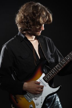uzun kahverengi saçları ve sakalı psychedelic rock gitaristi. elbise