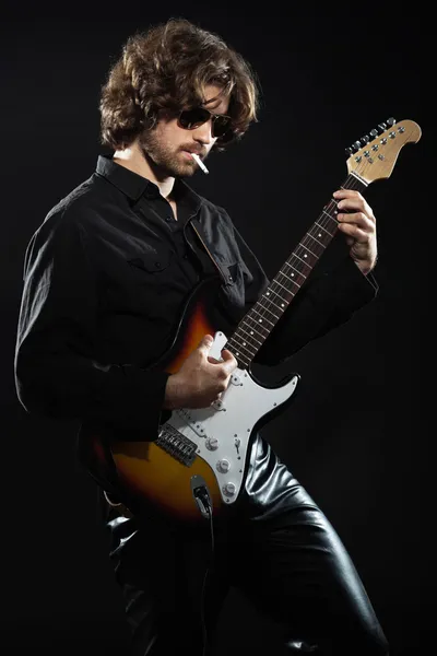 Guitarrista de rock psicodélico com longos cabelos castanhos e barba. Vestido — Fotografia de Stock