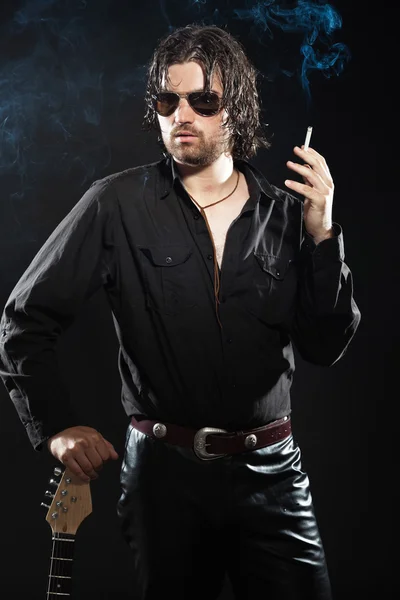 Rock guitarist with long brown hair and beard and sunglasses dre — Stock Photo, Image