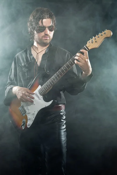 Psychedelic rock guitarist with long brown hair and beard. Weari — Stock Photo, Image