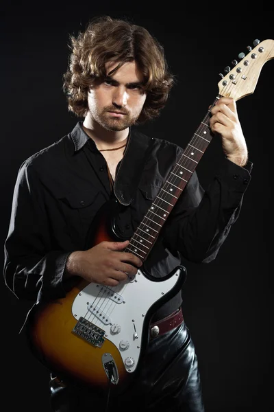 Psykedelisk rockgitarrist med långa bruna hår och skägg. klä — Stockfoto