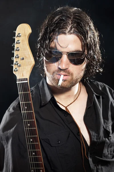 Rock guitarist with long brown hair and beard and sunglasses dre — Stock Photo, Image