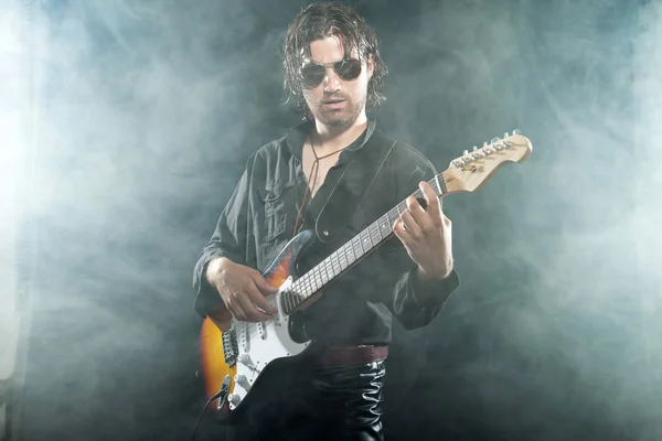 Guitarrista de rock psicodélico con cabello castaño largo y barba. Weari. — Foto de Stock