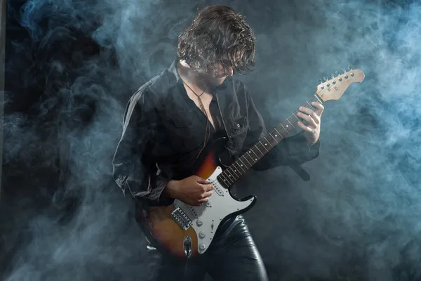 Guitarrista de rock psicodélico con cabello castaño largo y barba. Vestido —  Fotos de Stock