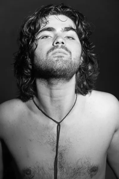 Zwart en wit portret van psychedelische rock stijl muzikant. Roc — Stockfoto