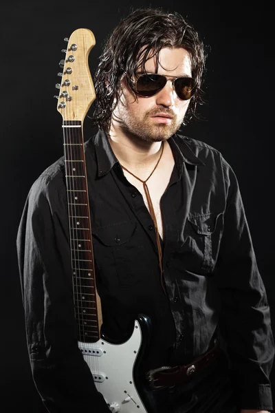 Rock guitarist with long brown hair and beard and sunglasses dre — Stock Photo, Image