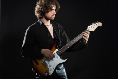 uzun kahverengi saçları ve sakalı psychedelic rock gitaristi. elbise