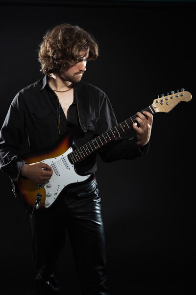 Психоделический рок-гитарист с длинными каштановыми волосами и бородой. Платье
