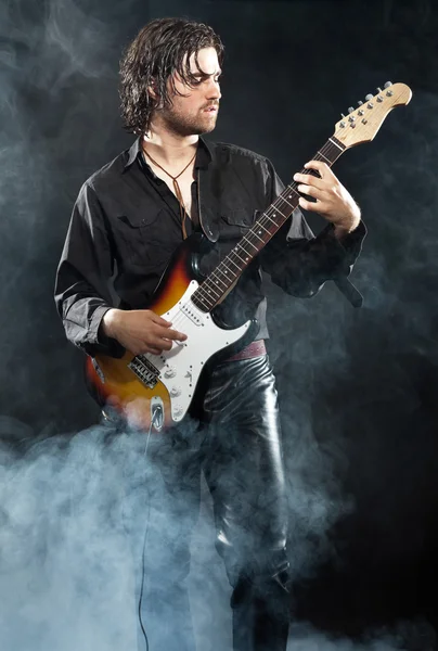 Guitarrista de rock psicodélico con cabello castaño largo y barba. Vestido —  Fotos de Stock