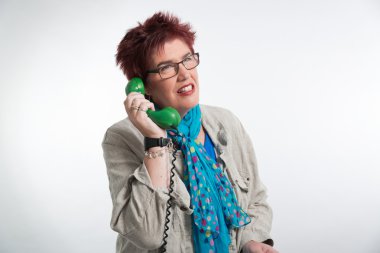 Orta yaşlı kadın Vintage yeşil telefonla arıyor. Kırmızı Şor