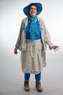 kısa Kızıl saçlı ve gözlüklü mutlu gülümseyen orta yaşlı kadın.