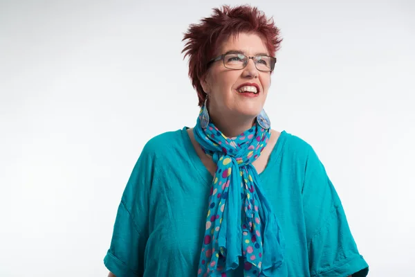 Feliz sonriente mujer de mediana edad con pelo corto rojo y gafas . —  Fotos de Stock