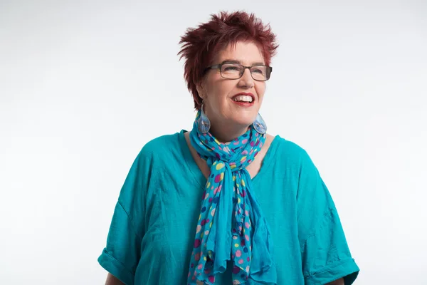 Feliz sonriente mujer de mediana edad con pelo corto rojo y gafas . —  Fotos de Stock